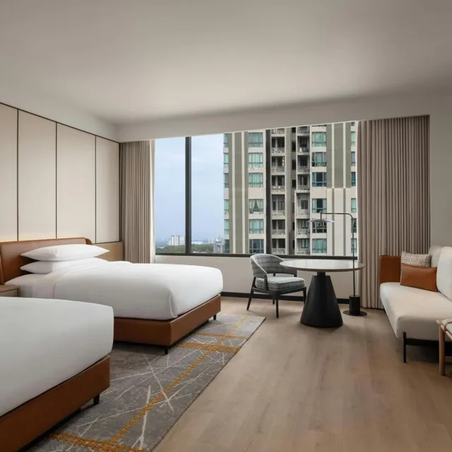 غرفة بريميير بسريرين منفصلين مع دخول صالة النادي، Sheraton Johor Bahru 2/4