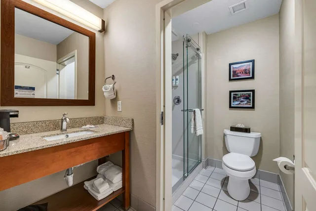 غرفة بسرير كينج، Comfort Inn and Suites Logan Near University 3/4
