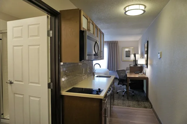 جناح استوديو بسرير كينج بمطبخ، Staybridge Suites Columbia Hwy 63 I 70 5/5