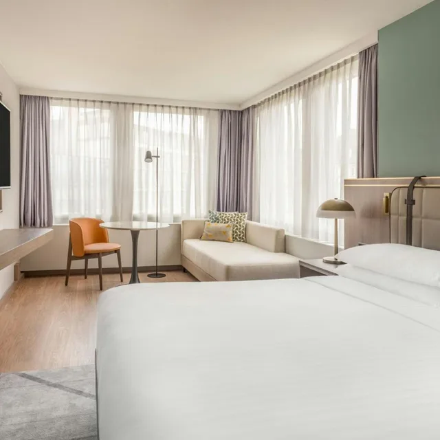 Guest Room, Superior, King Bed, Main Building, Zurich Marriott Hotel 8/10