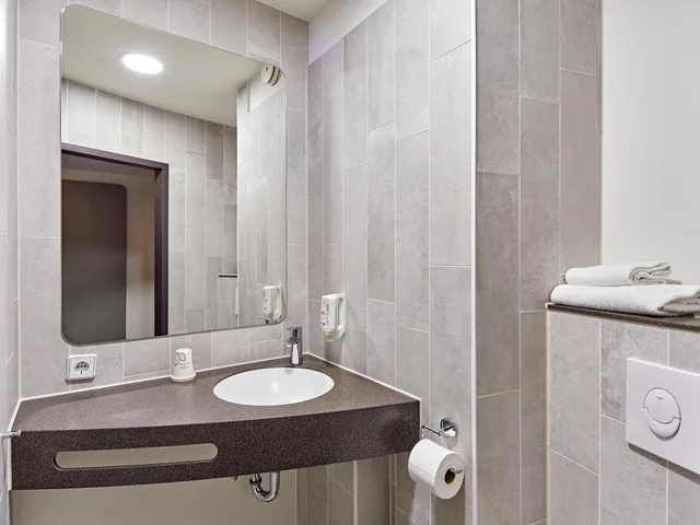 غرفة بسرير كوين، B&B Hotel Koln-West 8/10