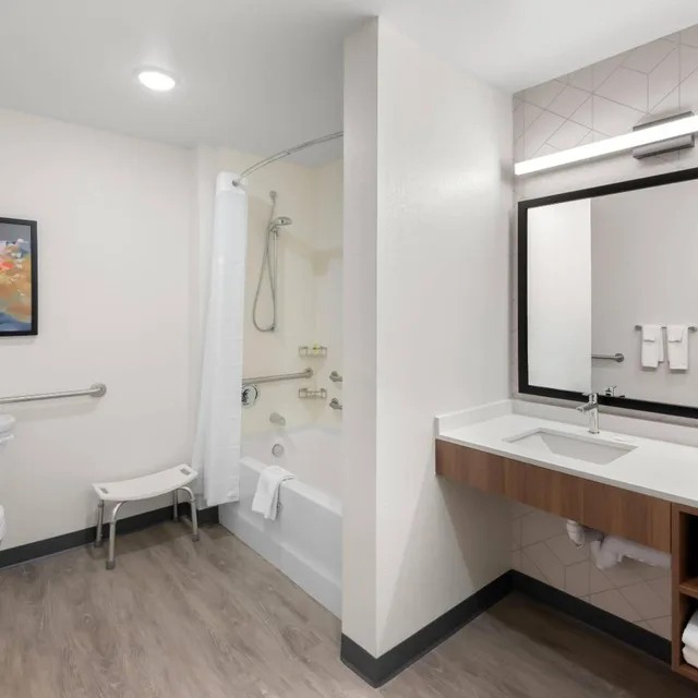 جناح بسرير كينج مع أريكة لذوي الإعاقة، Everhome Suites Portsmouth - Newington 5/7