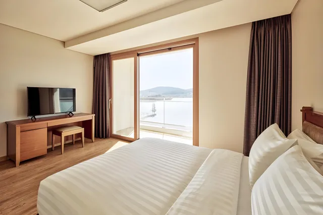 غرفة عائلية بسرير مزدوج وسريرين منفصلين بإطلالة على البحيرة بمطبخ، Sono Calm Gyeongju 1/2