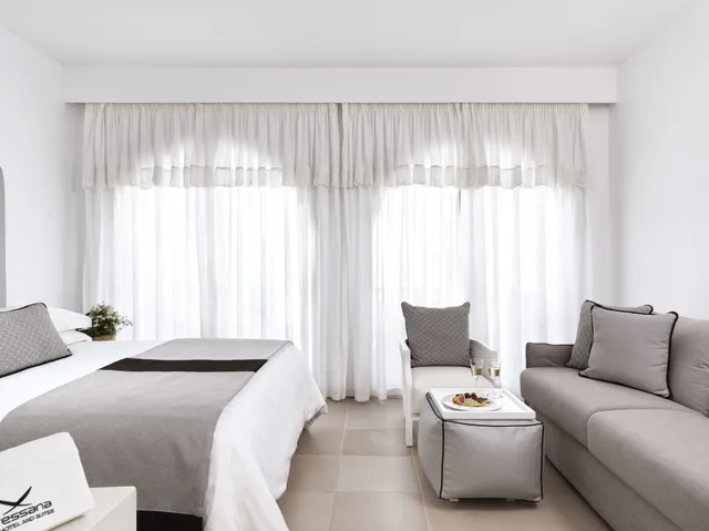غرفة بريميوم ثلاثية بسرير كينج بإطلالة على الفناء بغرفة نوم واحدة مع أريكة، Aressana Spa Hotel and Suites 10/10