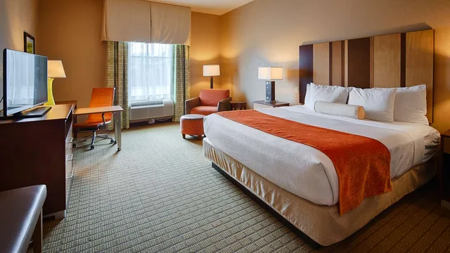 غرفة بسرير كينج لذوي الإعاقة، Best Western Plus Flatonia Inn 1/5