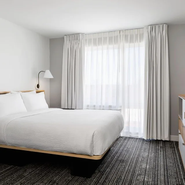 جناح بسرير كوين بغرفة نوم واحدة مع أريكة، TownePlace Suites Iron Mountain 1/3