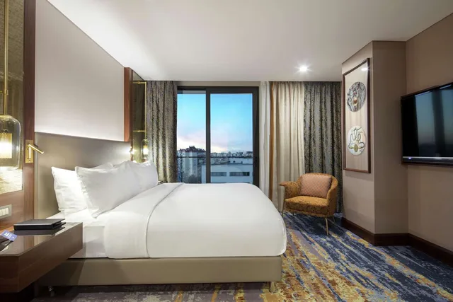 غرفة بسرير كينج بإطلالة على المدينة، Doubletree By Hilton Antalya City Centre 1/6