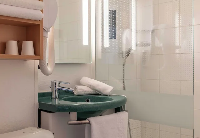 غرفة قياسية بسريرين منفصلين، B&B HOTEL Lourdes Centre Gare 3 etoiles 5/5