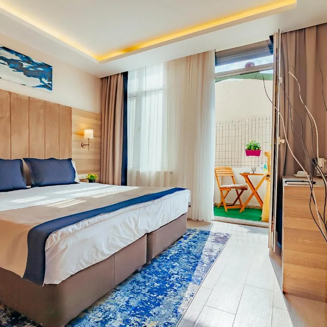 غرفة بسرير كينج بشرفة، Comfort Beige Hotel 3/9