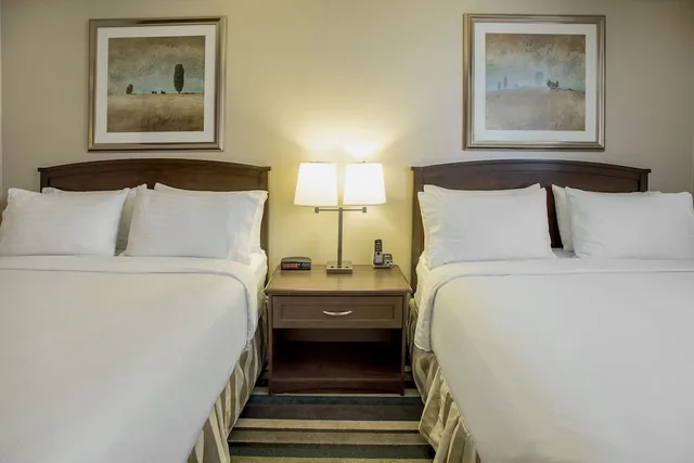 غرفة قياسية بسريرين كوين، Holiday Inn Conference Ctr Edmonton South 2/7