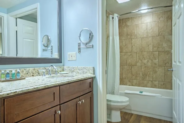 غرفة بسرير كينج بغرفة نوم واحدة مع أريكة، Club Wyndham Cypress Palms 5/5