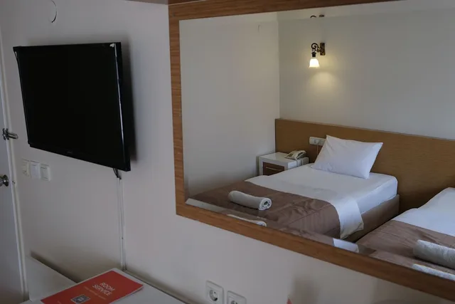 غرفة قياسية ثلاثية بثلاثة أسرّة، Üstün Otel Alsancak 3/10