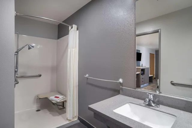 غرفة بسرير كينج بحوض استحمام لذوي الإعاقة، SureStay Hotel by Best Western Ukiah 7/8