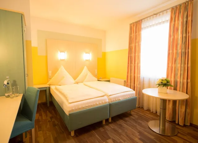 غرفة رباعية بسرير كوين مع أريكة، Ambient Hotel Am Europakanal 2/4
