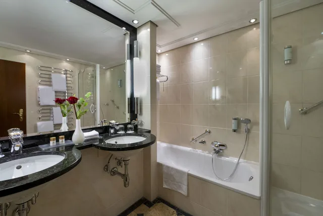Grand, Suite, Maritim Bellevue Kiel Hotel 2/2