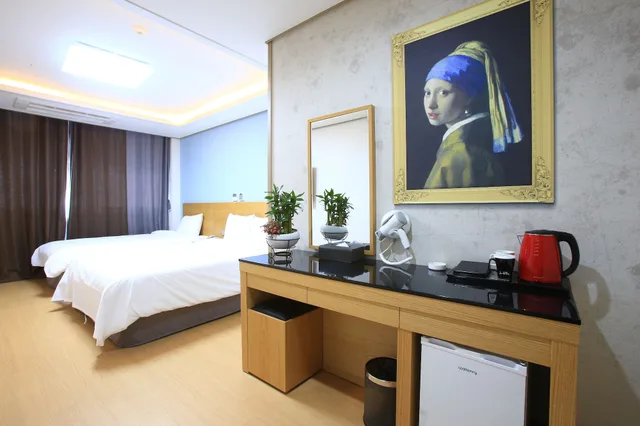 غرفة ديلوكس بسرير مزدوج وسرير فردي، Line Hotel 3/3