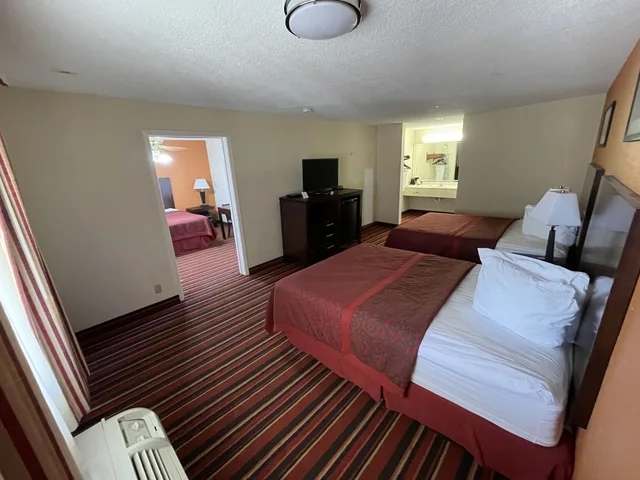 2 Bedrooms, Family Suite, 1 King and 2 Queen Beds, Kitchen, Days Inn & Suites by Wyndham Winnie 1/8