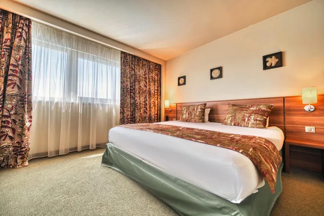 جناح جونيور بسرير كينج مع أريكة، Kyriad Prestige Mulhouse Basel 1/5