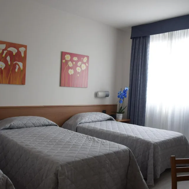 غرفة ثلاثية، HOTEL GALLIA 4/10