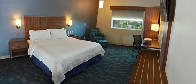 غرفة قياسية بسرير كينج لذوي الإعاقة، Holiday Inn Express & Suites Mexicali 1/7