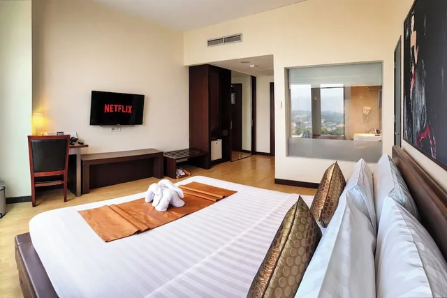 غرفة كلوب تنفيذية بسرير كوين للمدخنين، Hotel Grand Candi Semarang 2/5