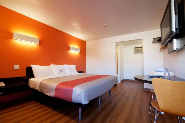 غرفة بسرير كينج للمدخنين، Motel6 Bremerton, WA 4/8