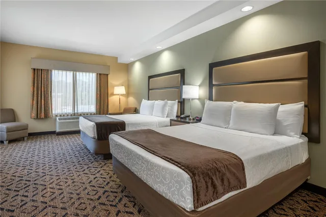 غرفة ركنية بسريرين كوين بإطلالة على المدينة، Best Western Plus College Park Hotel 1/3