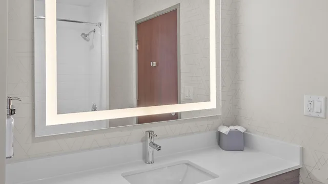 غرفة قياسية بسرير كينج مع أريكة، Holiday Inn Express Hotel And Suites Manchester Airport 5/7
