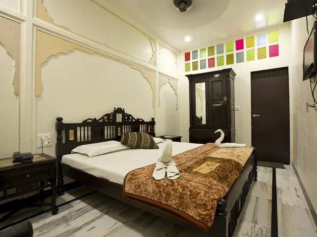 Super, Deluxe, Double Bed، Kalyan 2/2