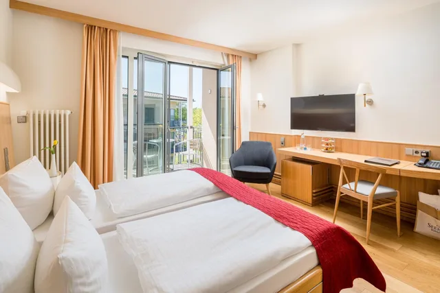 غرفة قياسية بسرير مزدوج بإطلالة على البحيرة، Seehotel Rheinsberg 1/6