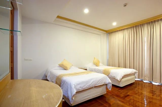 3 Bedrooms, Family Suite, 3 Double Beds, Chaidee Mansion 5/10
