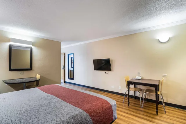 غرفة بسرير كوين، Motel6 Libertyville, IL 7/10