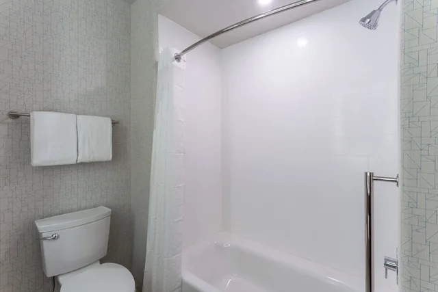 غرفة قياسية بسرير كينج بحوض استحمام لذوي الإعاقة، Holiday Inn Express Rockford Loves Park 8/8