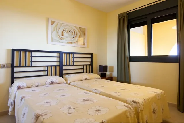 شقة بسريرين منفصلين وسرير كوين بغرفتي نوم بإطلالة جزئية على البحر مع أريكة، Apartamentos Playamarina 5/10
