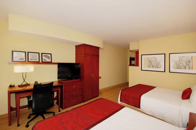 غرفة بسريرين كوين لذوي الإعاقة، Courtyard Vicksburg 3/5