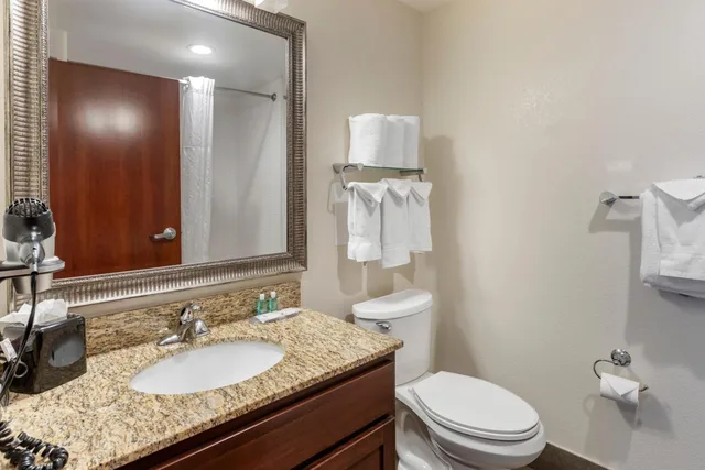 جناح بسرير كوين مع أريكة، MainStay Suites Near Denver Downtown 10/10