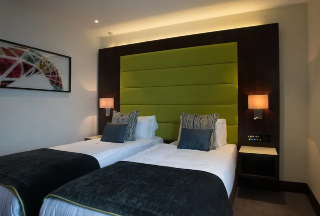غرفة ديلوكس بسريرين منفصلين، St George S Hotel Wembley 1/4