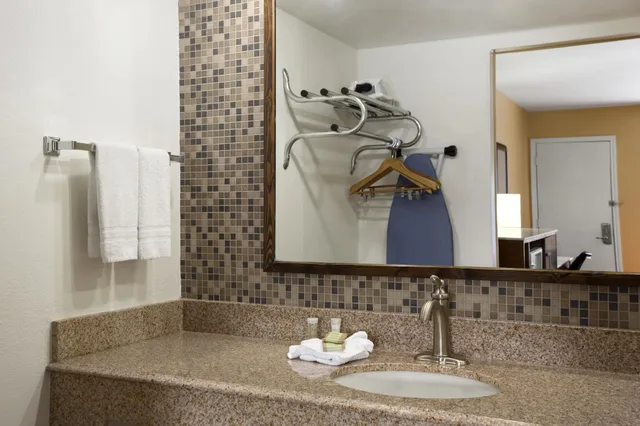 غرفة بسرير كينج لذوي الإعاقة، Super 8 By Wyndham Austin Downtown/Capitol Area 7/8