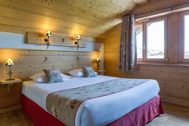 غرفة رباعية بسرير كينج وسريرين منفصلين، Chalet-Hotel Le Beausoleil, The Originals Relais (Hotels-Chalets de Tradition) 1/4