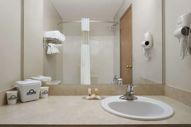 غرفة بسرير كينج مع أريكة، Days Inn Red Deer 6/6