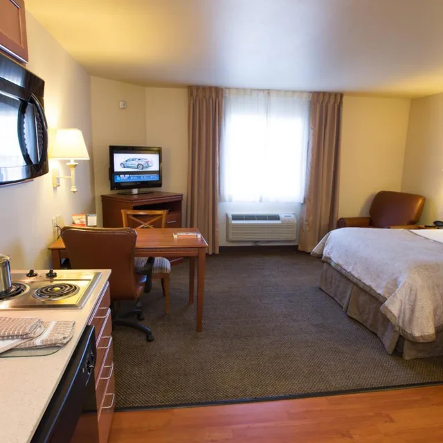 استوديو بسرير كوين للمدخنين، Candlewood Suites Joplin 2/4
