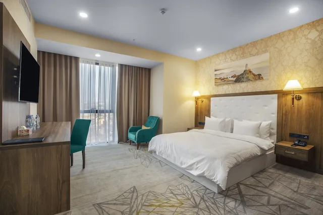 غرفة ملكية بسريرين كينج مع أريكة، Royal Tulip Hotel and Casino Jewel 1/3