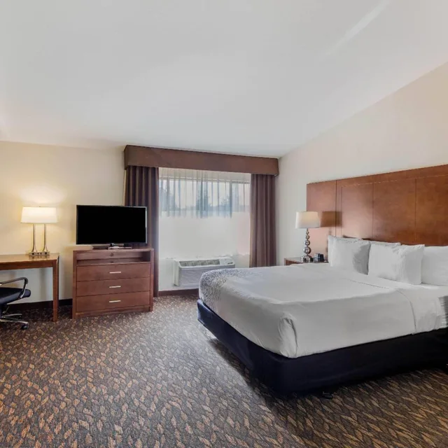 غرفة تنفيذية بسرير كينج مع أريكة، La Quinta Inn & Suites by Wyndham Oakland - Hayward 2/5