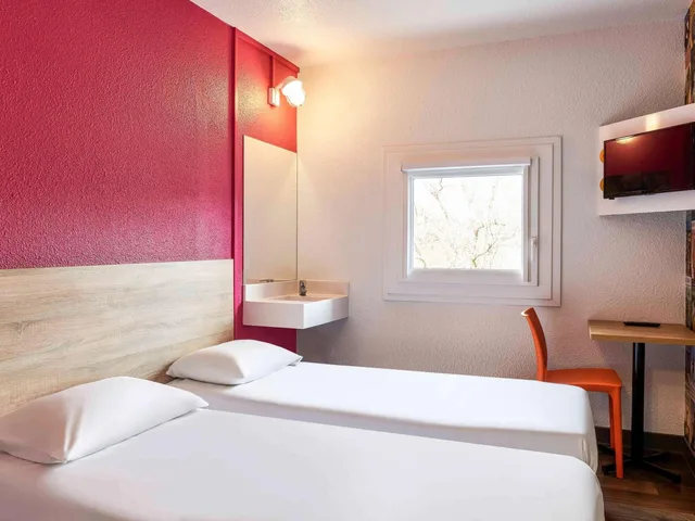 Car, Side Shared Bathroom, Hotelf1 Paris Porte De Montreui 1/5