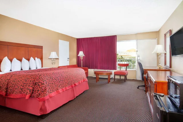 غرفة قياسية بسرير كينج، Days Inn By Wyndham Orlando Downtown 5/10