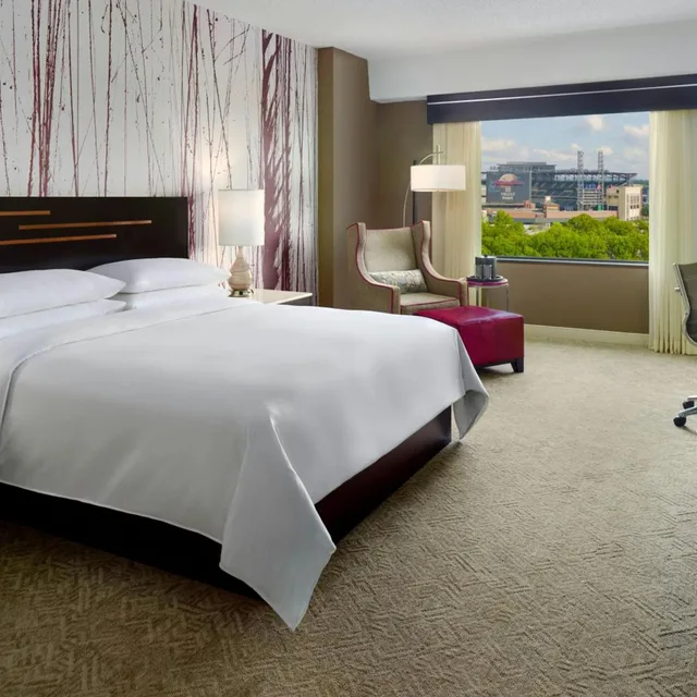 Room, King Bed, with View, Club Floor، Renaissance Atlanta Waverly Hotel And Convention Center 1/2