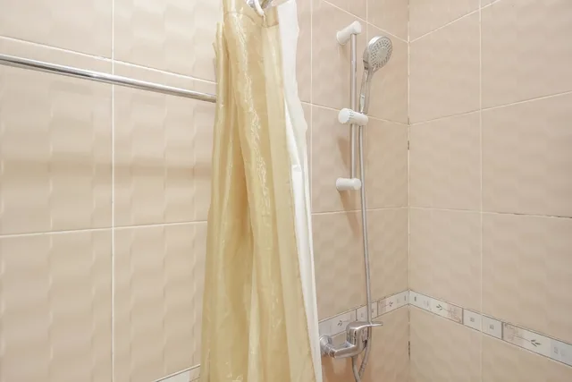 غرفة بسريرين منفصلين، Reddoorz Permata Sari Karawaci 6/6