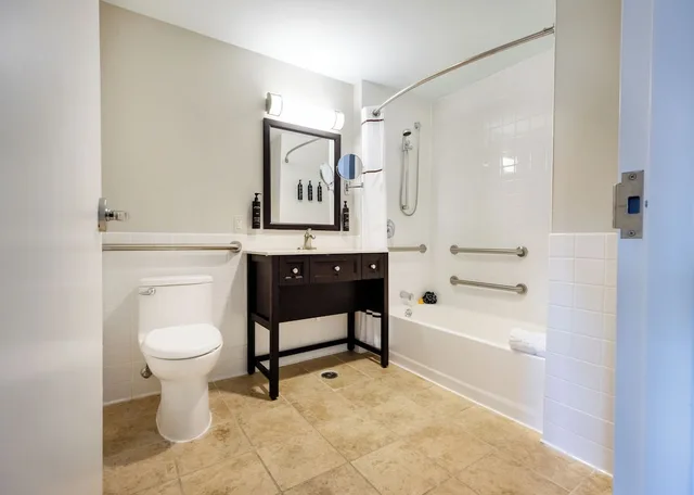 Room, Queen Bed, Executive Level, Accessible، Kellogg Conference Hotel Capitol Hill at Gallaudet University 6/6