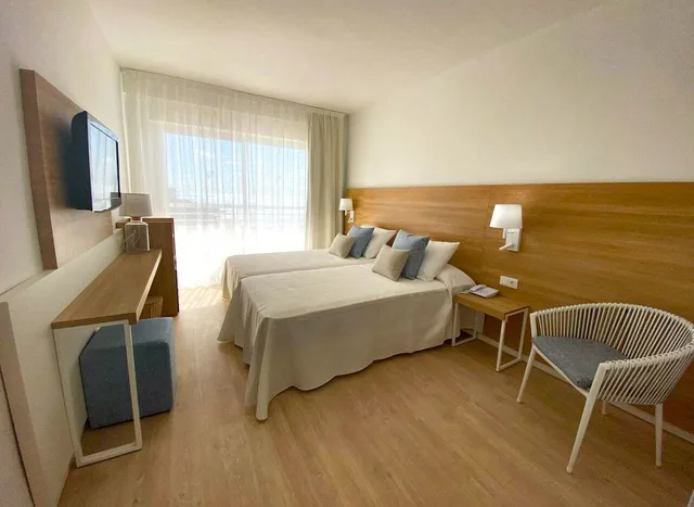 غرفة ثلاثية بثلاثة أسرّة بإطلالة على المسبح، Hotel Cala Font 3/5