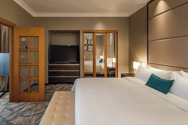 جناح عائلي تنفيذي بسريرين مزدوجين بغرفتي نوم مع دخول الصالة، JW MARRIOTT BUCHAREST GRAND HOTEL 2/9